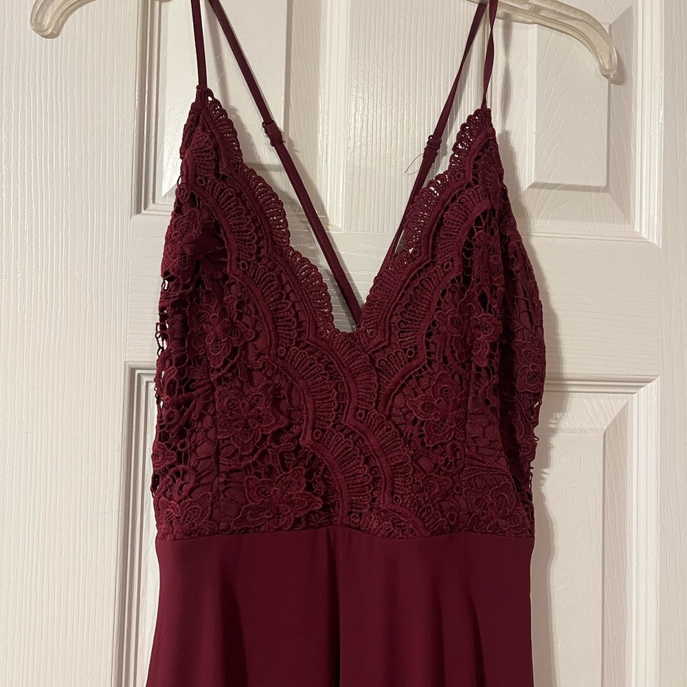 Long chiffon maroon dress with lace appliqué
